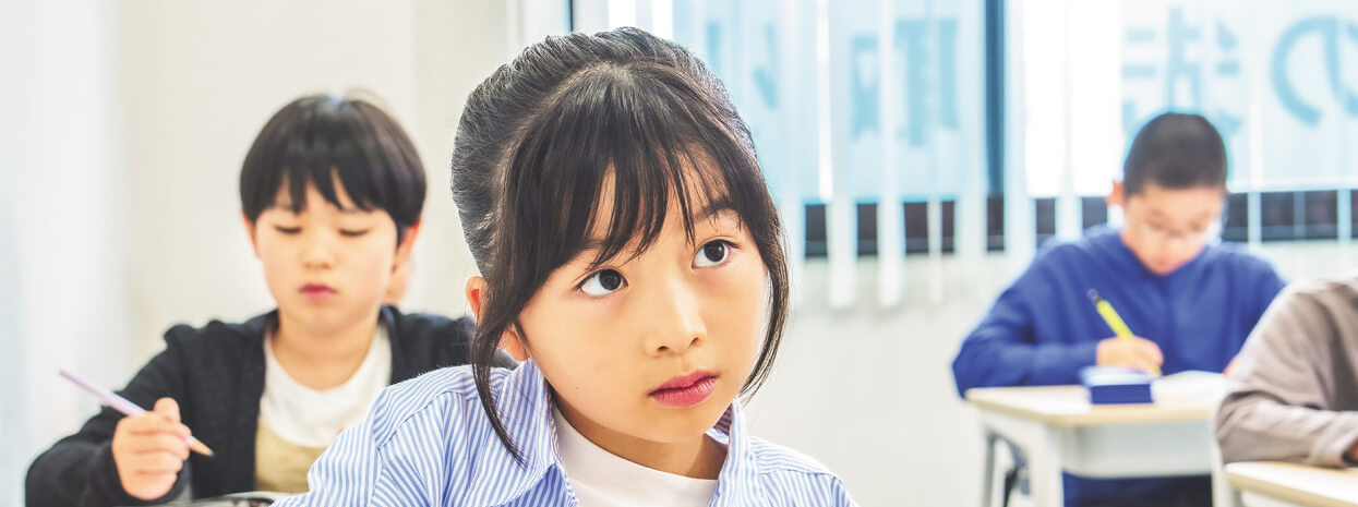 授業中の小学生