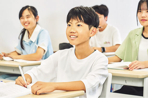 授業中の生徒と教師