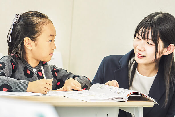 授業中の生徒と教師